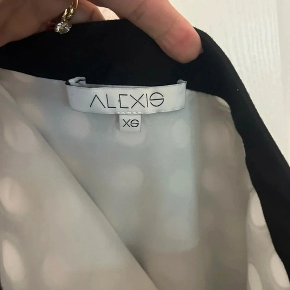 Alexis
Lasercut Accents Knee-Length xs - Picture 5 of 5